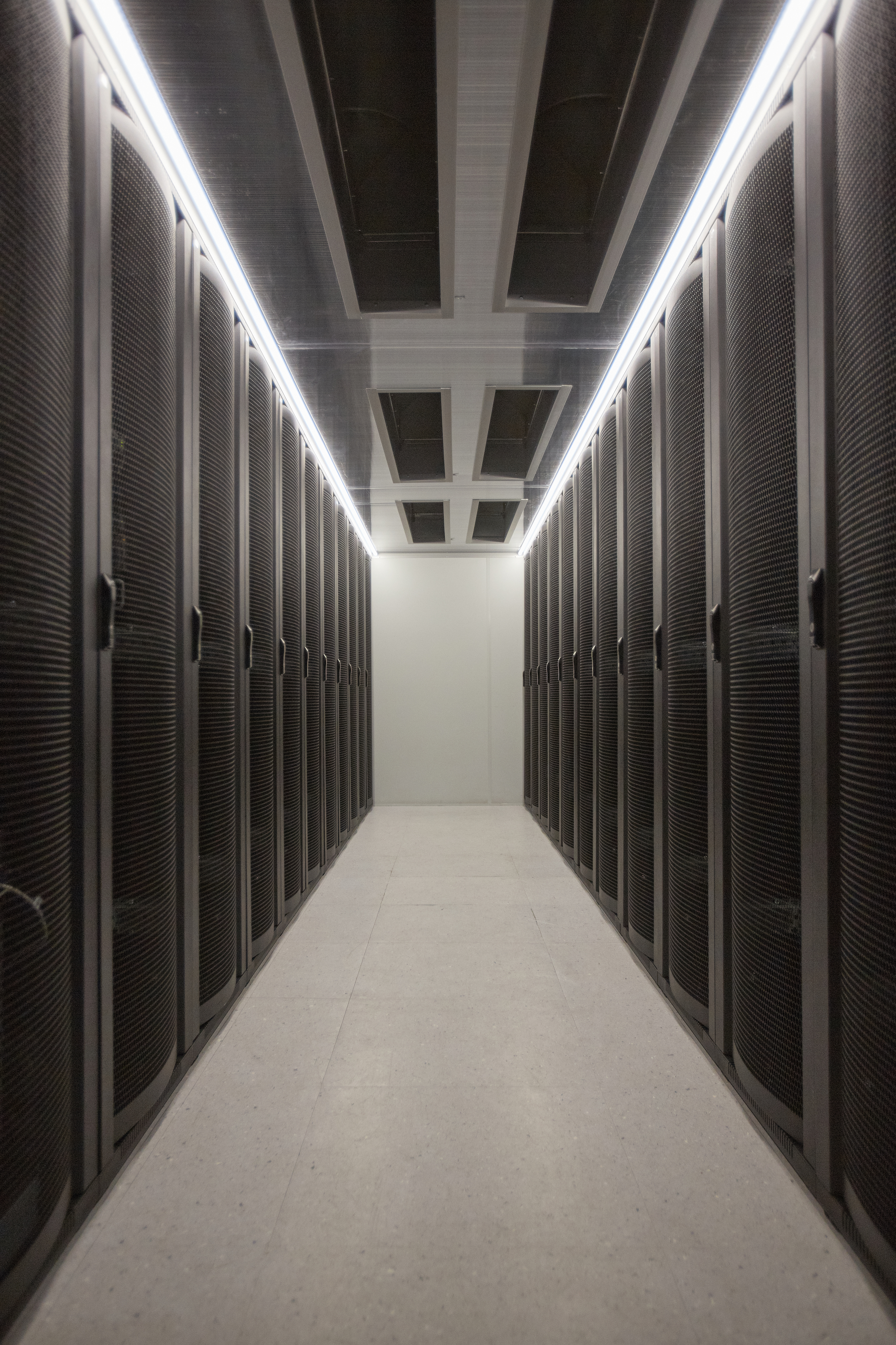 Data_Center_Hall_original_1076175